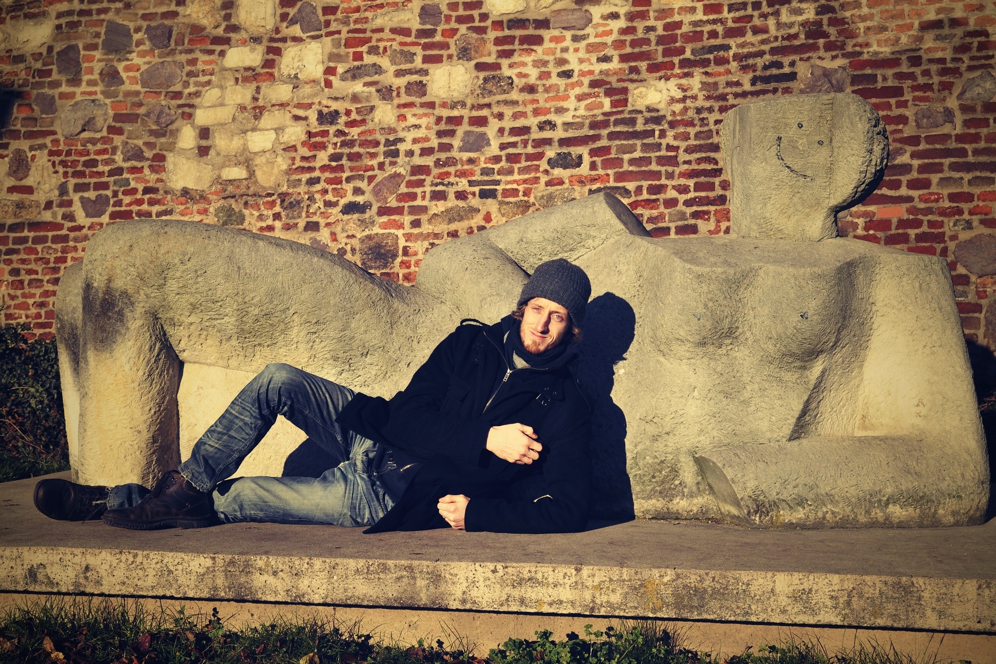Hrozně rád by lehl si k ní, rád by se přiložil