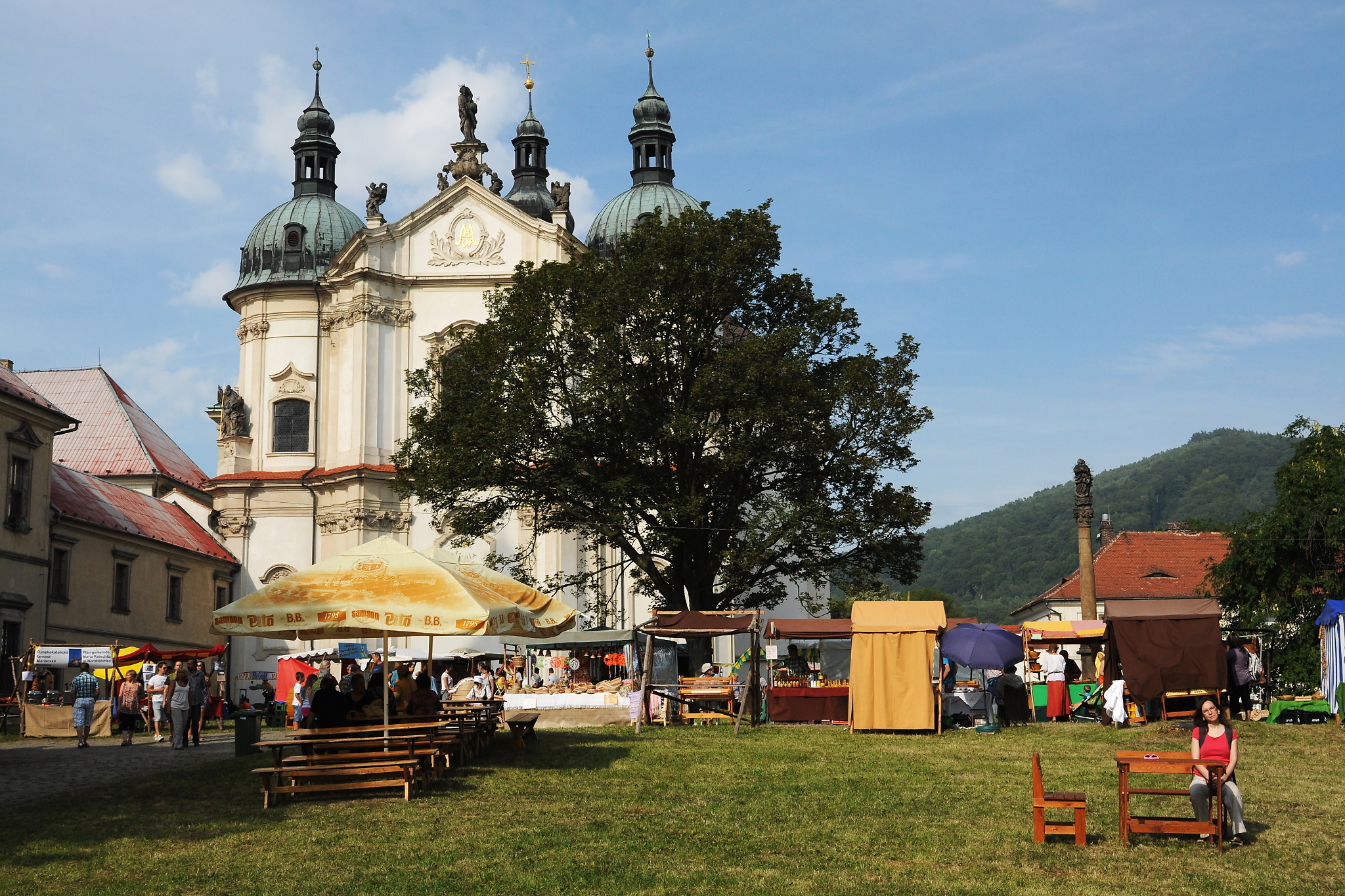 Kostel nanebevzetí Panny Marie v Oseku v obležení pouťových stánků
