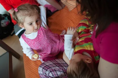 Kámoška Monča přemýšlí, jestli by si Verunka dala radši banán nebo sušenku