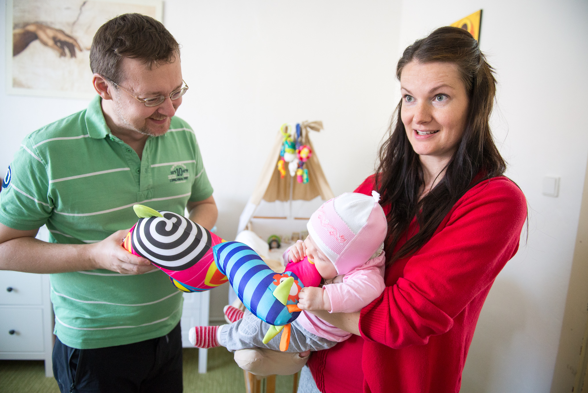 Verunka se snaží ukousnout hlavu Honzíčkově žirafě