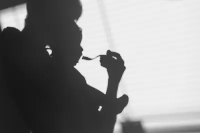 Zde je zachyceno jedno z posledních krmení v náruči, nyní už to jde jen vestoje a s hopsáním