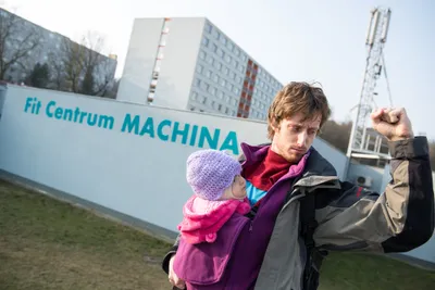 Tatínek si zavzpomínal na své fitness mládí v Machině, dnes už by bez bundy takhle pózovat nemohl
