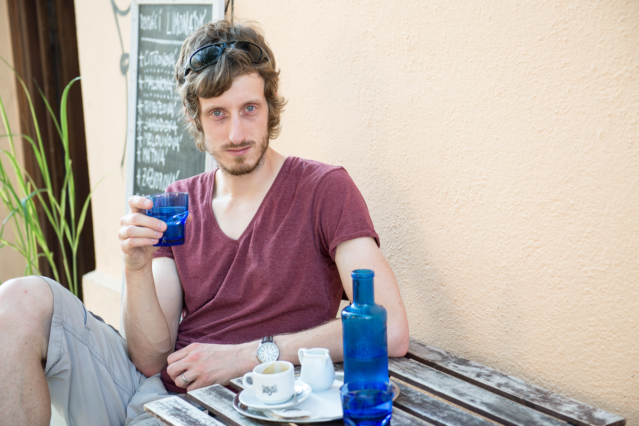 Snažíme se z možnosti hlídání vytěžit maximum, zde například zevlováním v Café Falk