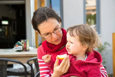 A nedá si říct a nedá, prostě ten citron musí ochutnat