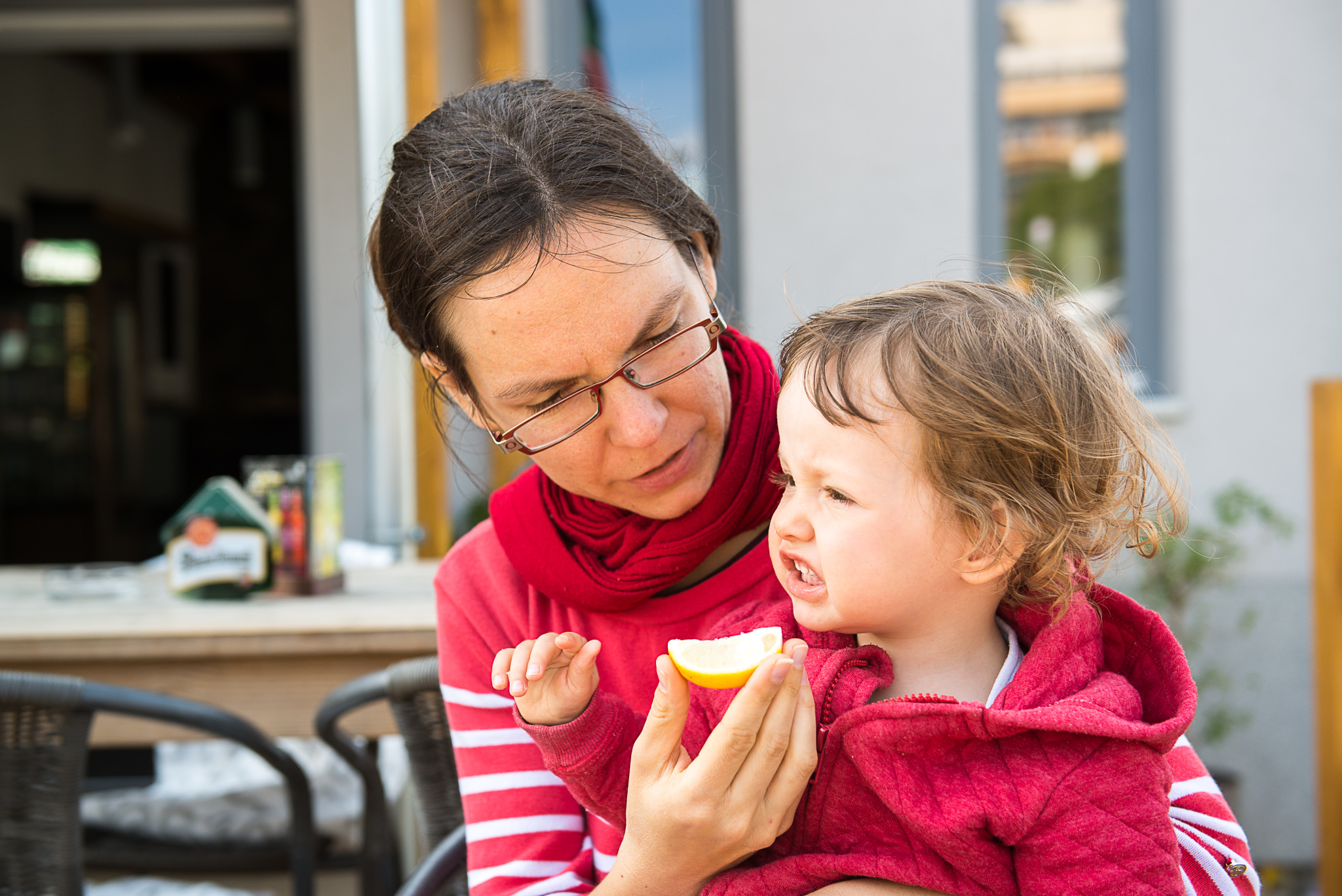 A nedá si říct a nedá, prostě ten citron musí ochutnat
