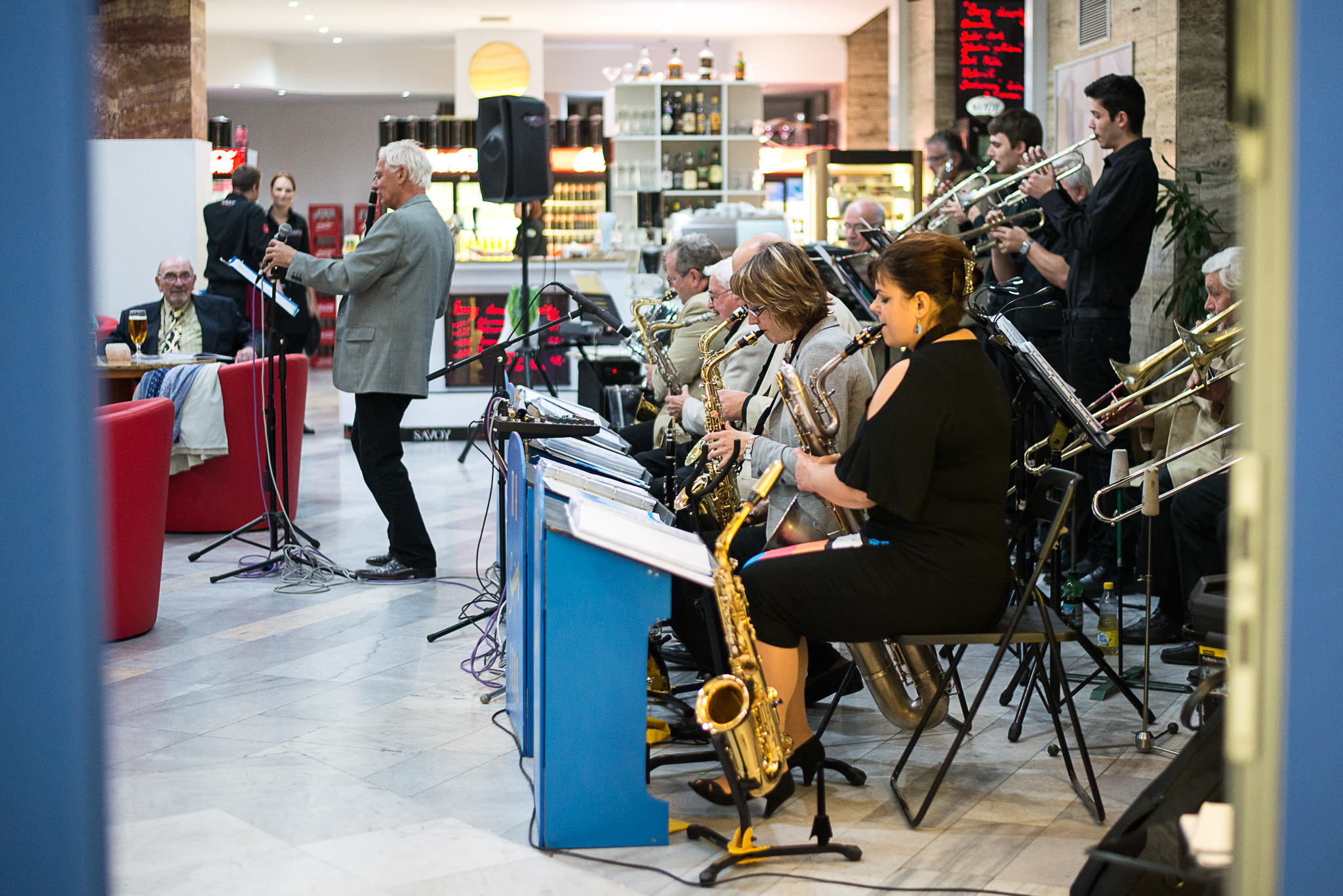 ...produkované big bandem Mr. Swing v kavárně Savoy