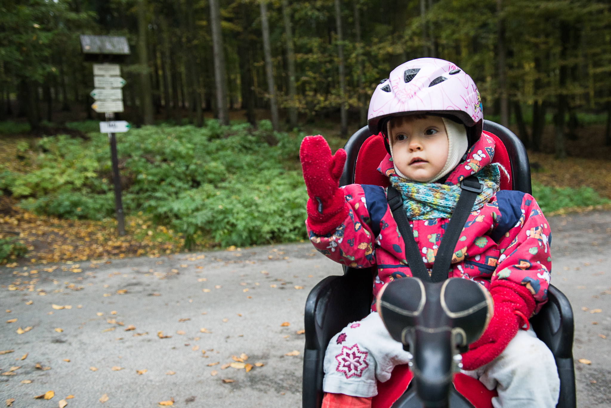 Verunka zkušeně zdraví kolemjedoucího cyklistu