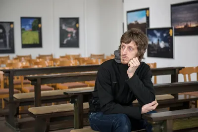 Tom rozjímá nad výstavou fotografií evropských Benediktinských klášterů