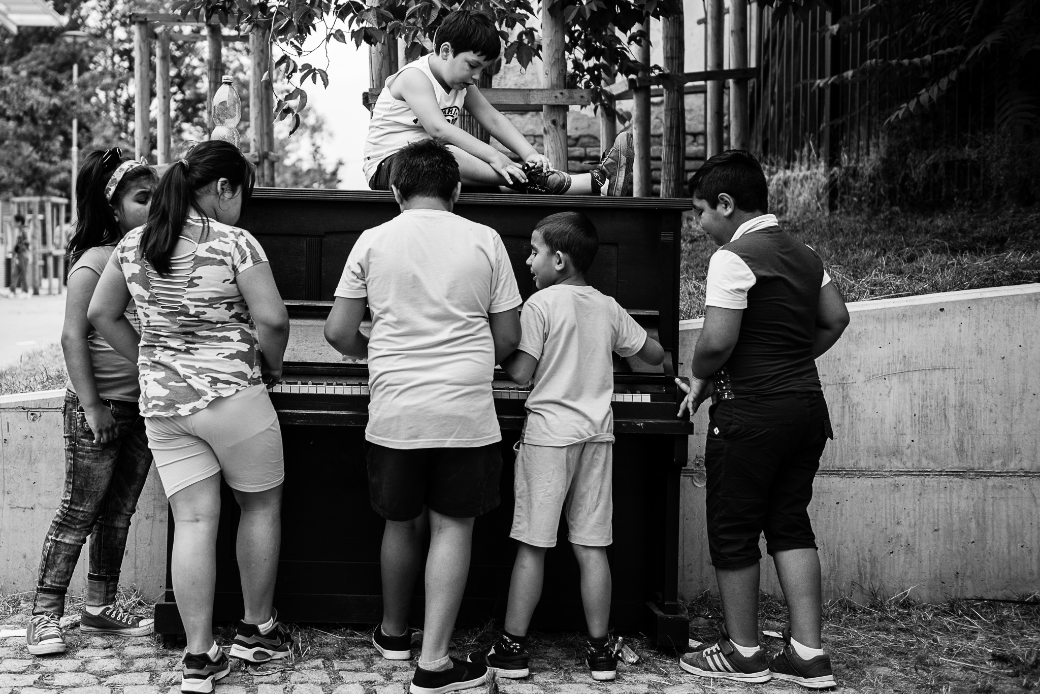 Piano na ulici zde samotou rozhodně netrpělo