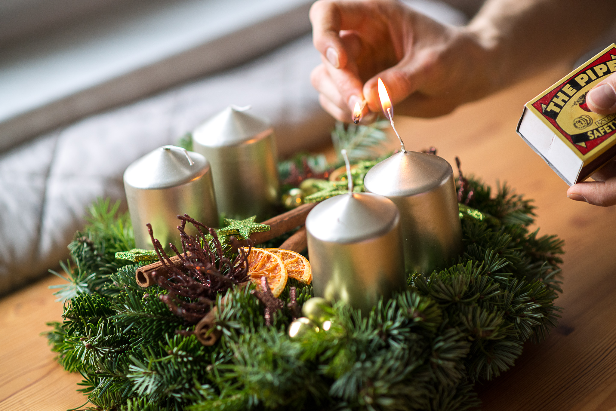 První adventní neděle, věnec jsme letos opět nezvládli vyrobit, snad příště :-)
