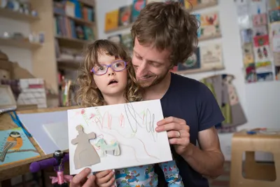 Pejsek Macek v ručně vytvořeném divadélku právě potkal princeznu Goliáš