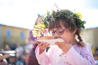Tento výborný koláč nám na festivalu Mezilesy osobně prodala stejná paní, která vaří pro Verunčinu lesní školku