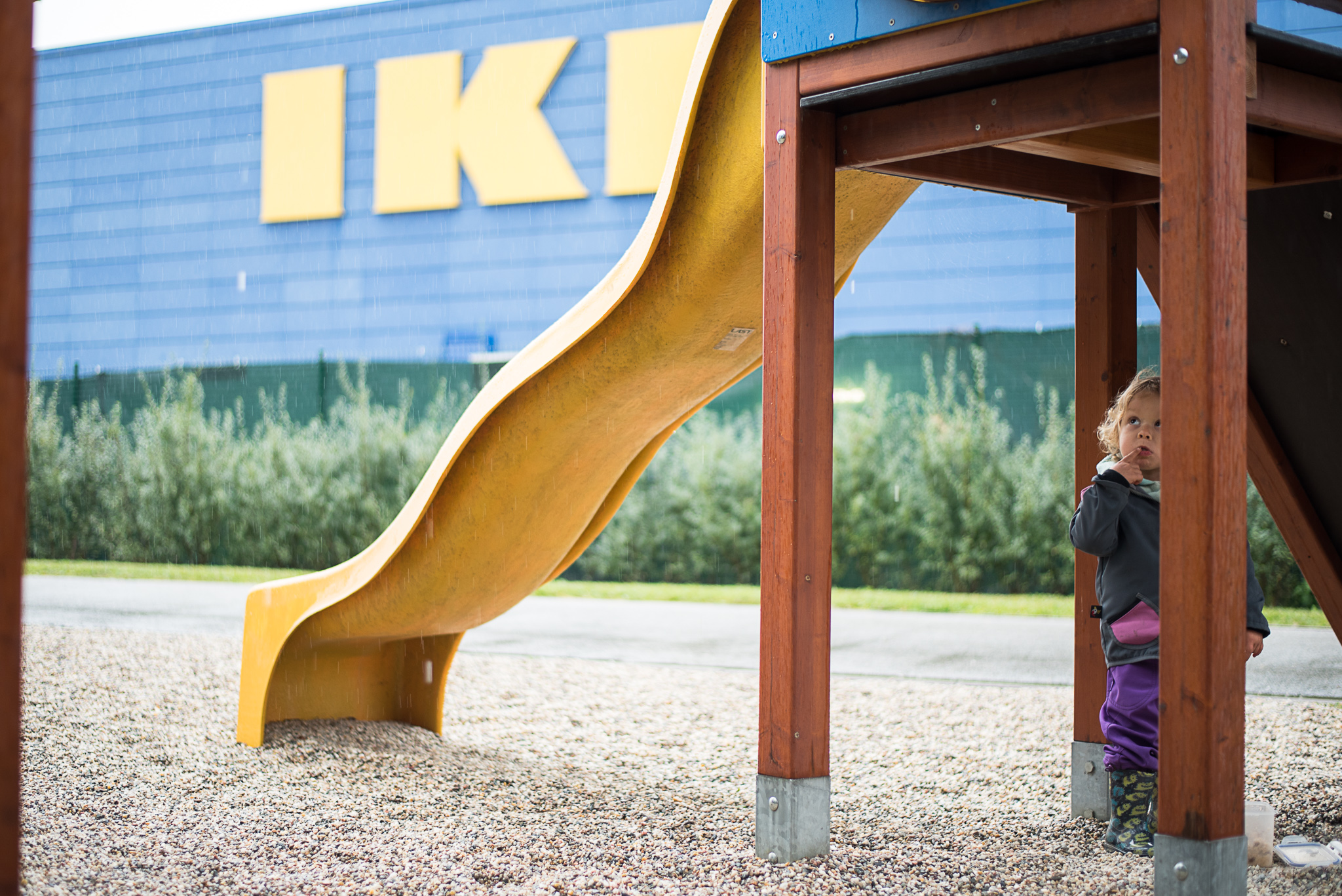 Verunka s maminkou poprvé v IKEA, tatínek s Radovánkem se mezitím schovávají před deštěm