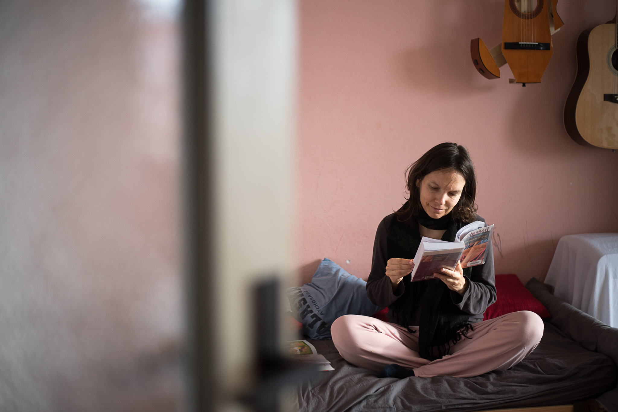 Ranní chvilka s jednou ze stohu knih o Montessori, které teď mám doma zapůjčené