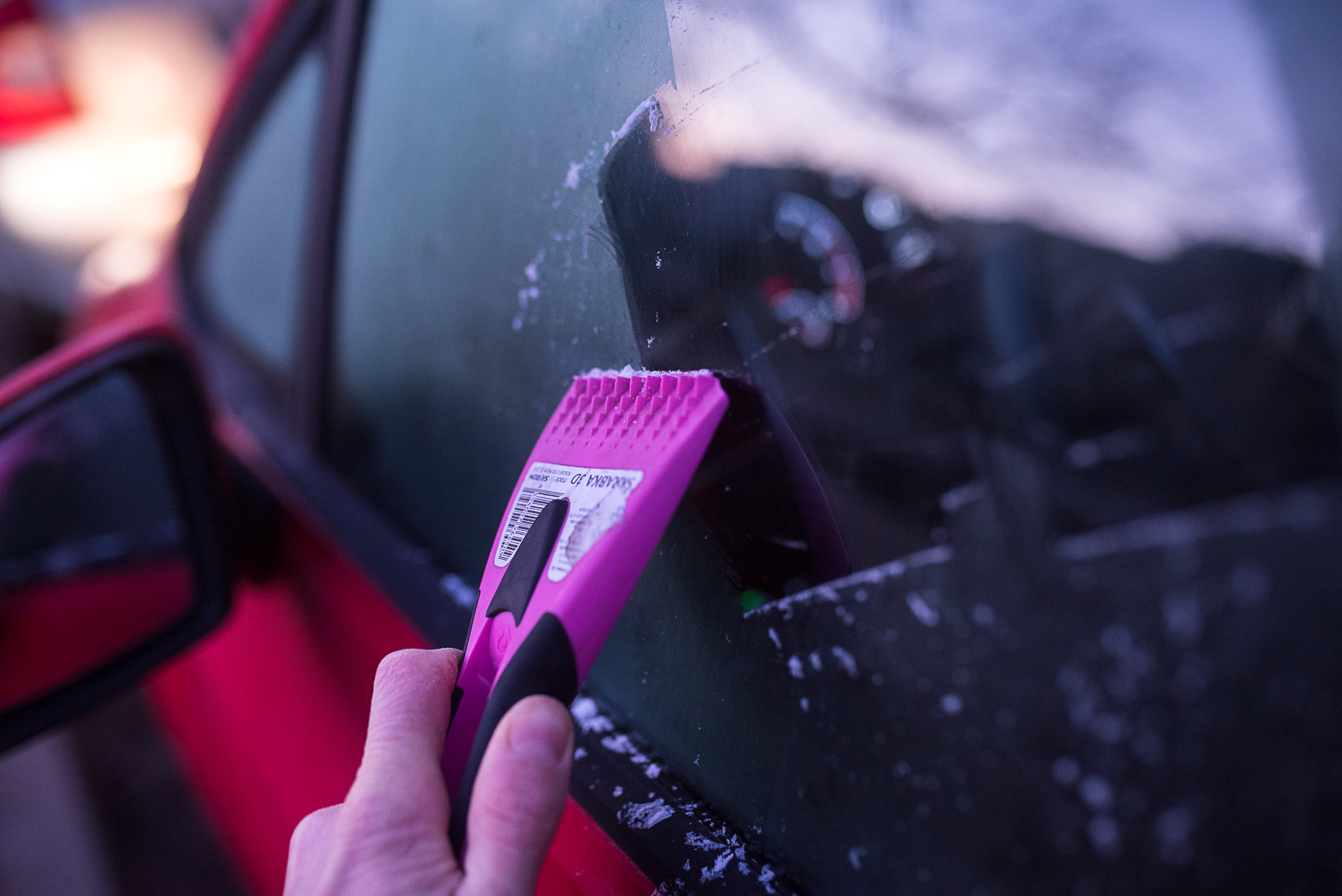 Tom to neměl lehké, jezdit domů vařit pro hladovou manželku a ještě škrabat auto. Alespoň že se mohl kochat ranními červánky.