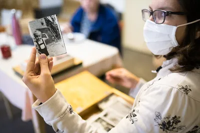 Prohlížení archivních fotek u prababičky - velká motivace k třídění a archivaci fotek