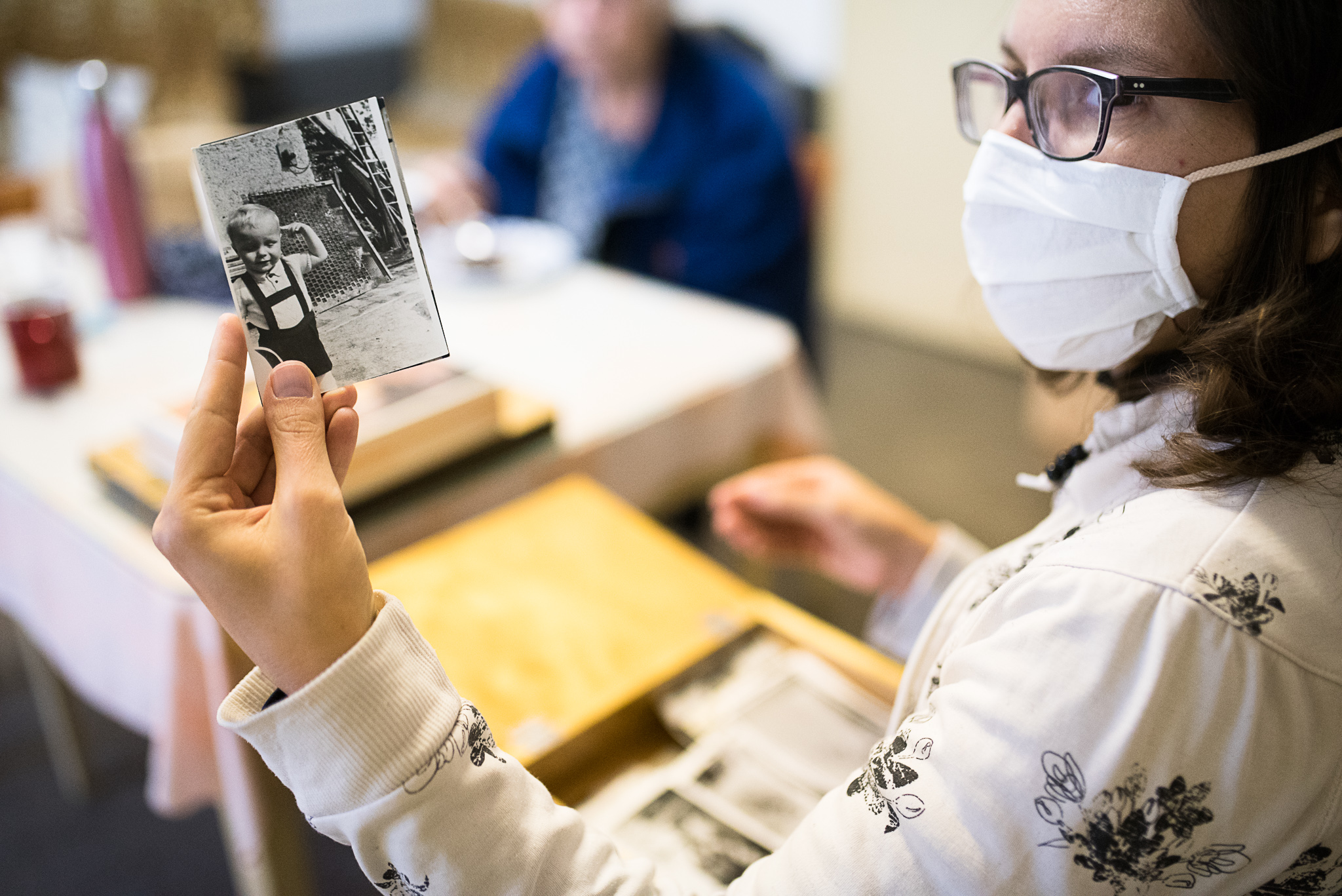 Prohlížení archivních fotek u prababičky - velká motivace k třídění a archivaci fotek