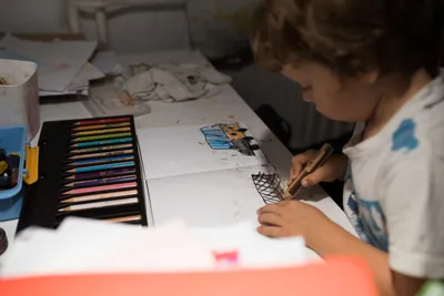 Děda s babičkou přivezli nové pastelky, tak to dnes nepůjdeme spát dříve...