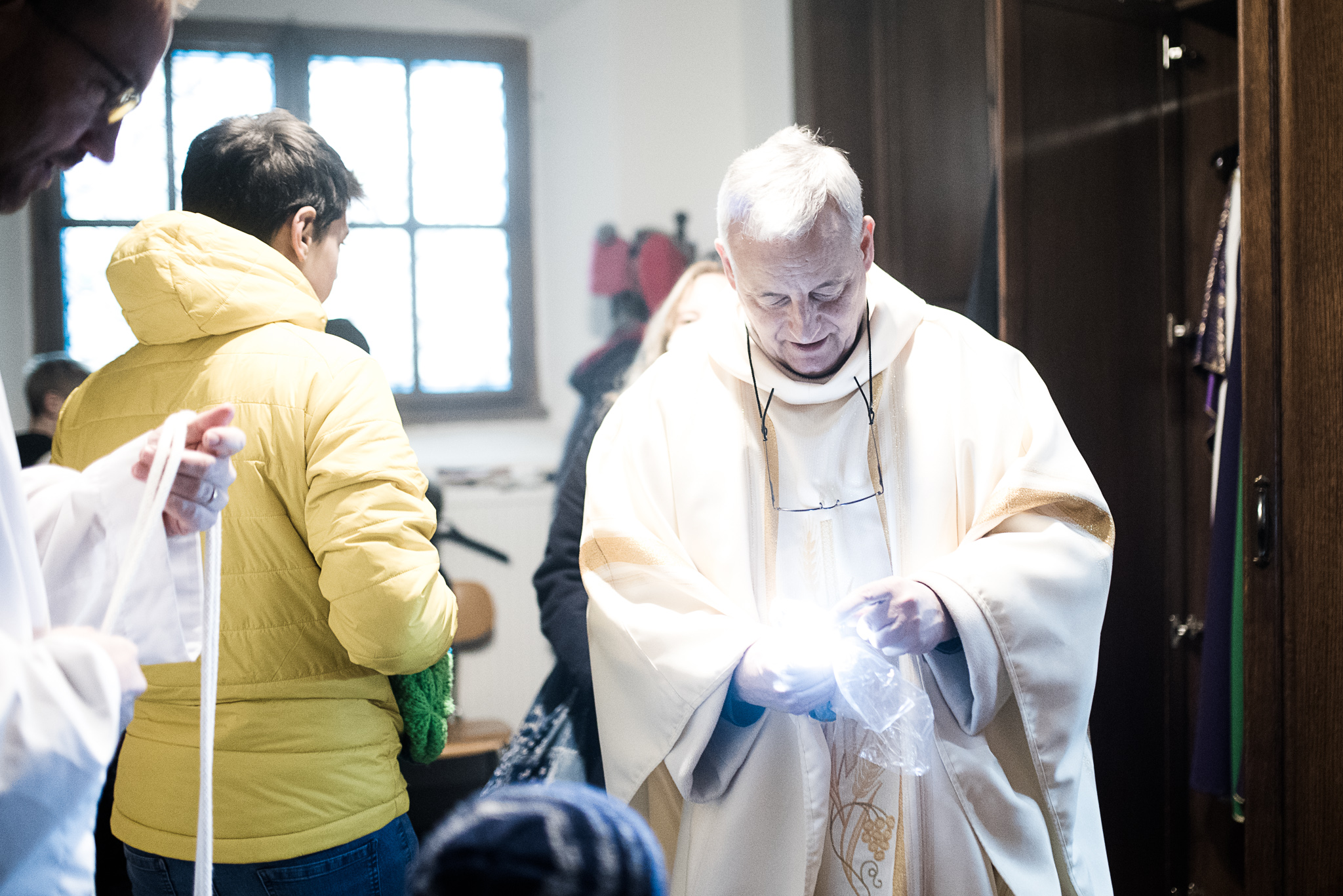 "Bylo tu pravé světlo, které osvěcuje každého člověka; to přicházelo do světa." (Jan 1,9)