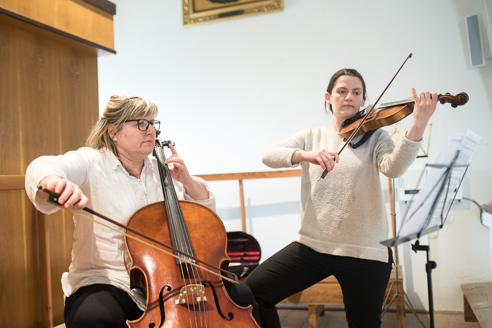 Housle a violoncello v duchovní hudbě