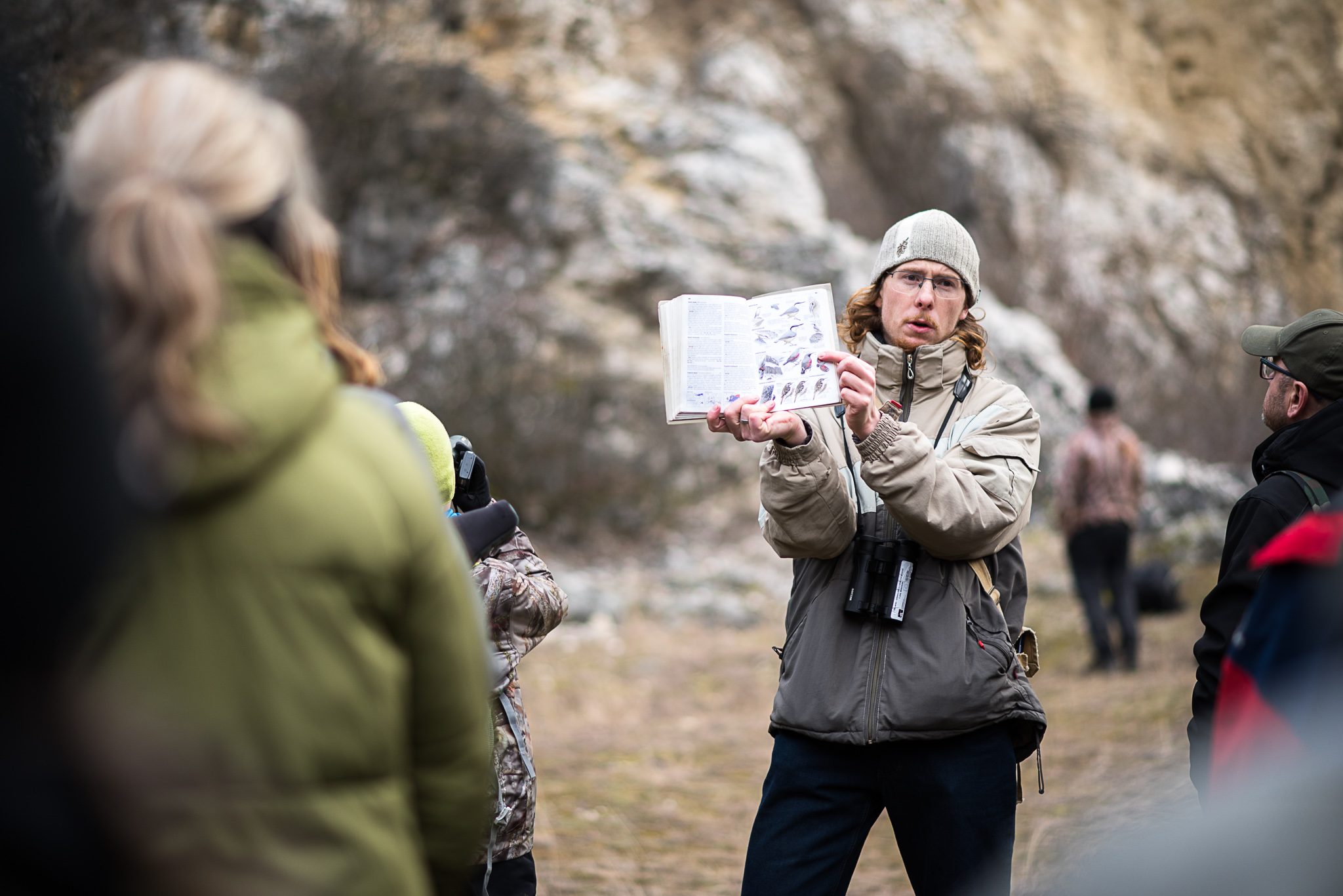 Kryštof zapáleně seznamuje účastníky ornitologické exkurze s ptačími obyvateli Pálavy - že prý bychom mohli, při (velké) troše štěstí vidět i zedníčka
