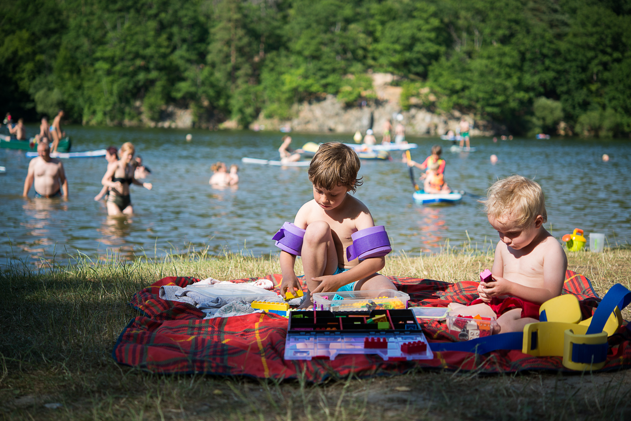 Co si vzít na pláž? Knihu, paddle board, lego?