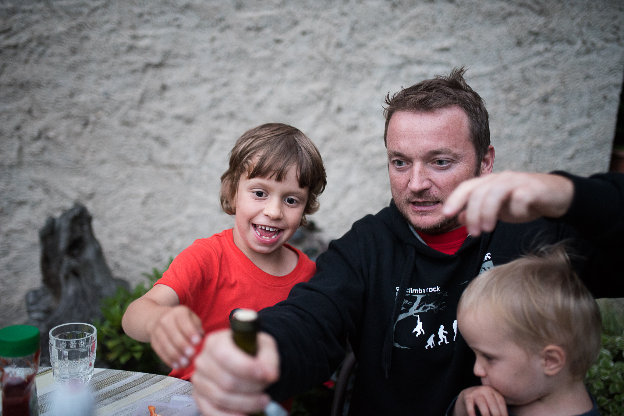 A teď vás, kluci, naučím důležitou životní dovednost: jak dostat zátku z láhve