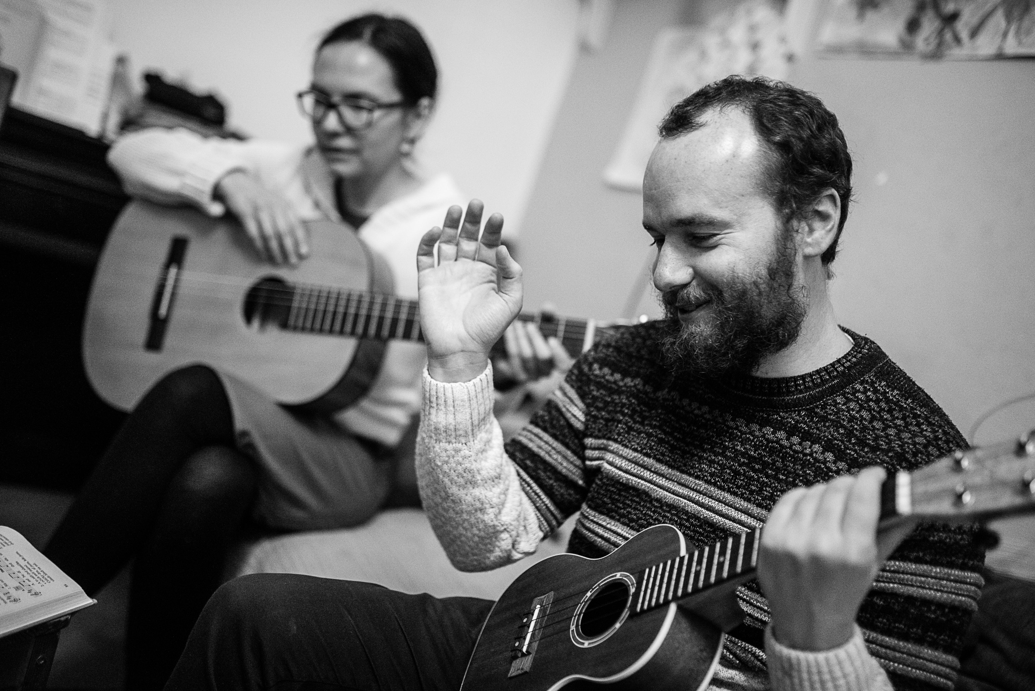 Dali je v pokušení  nad svou snahou ovládnout ukulele mávnout rukou (my jsme ale o dost optimističtější)