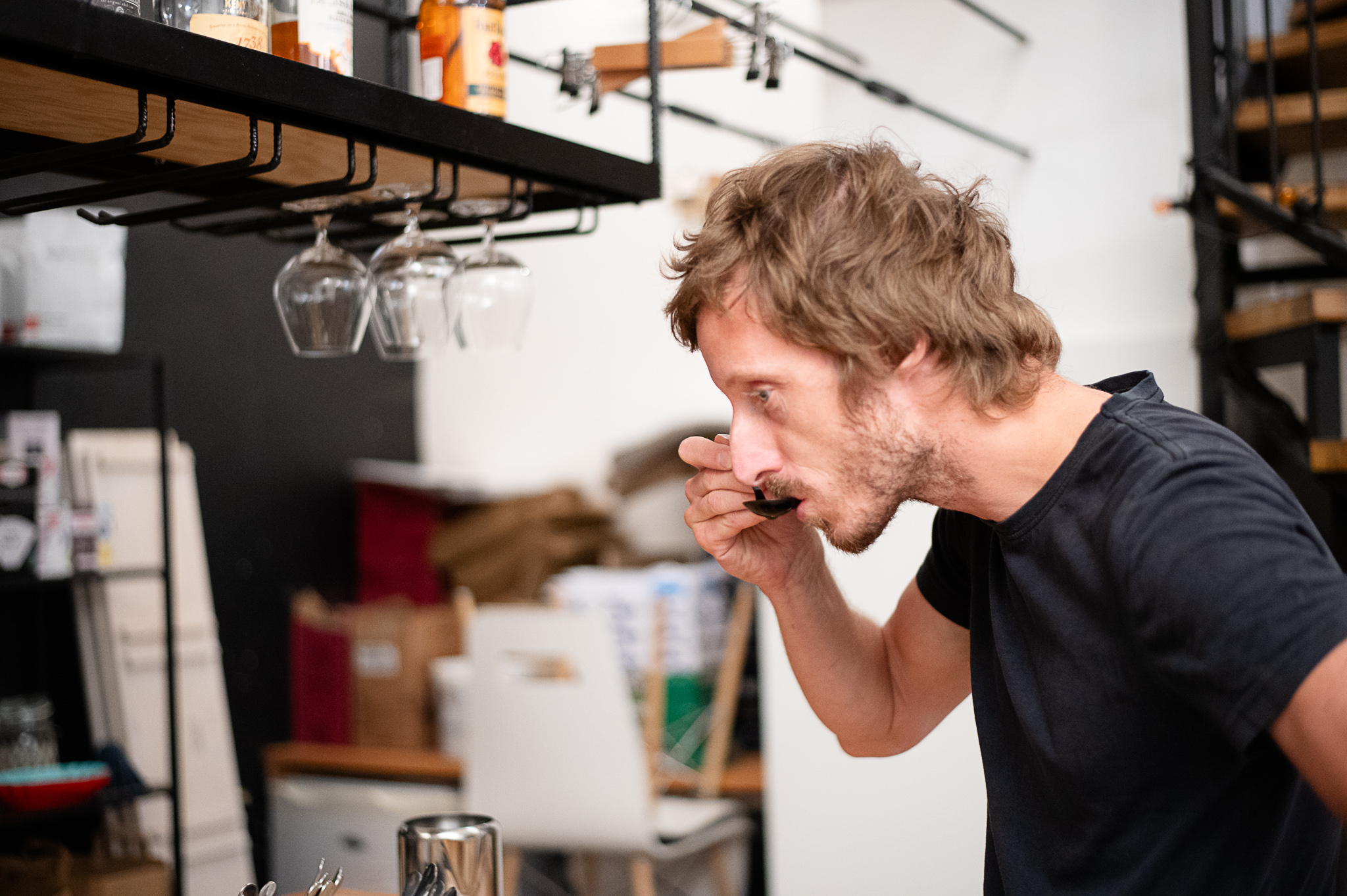 Zakončená cuppingem - Tom se právě odhodlává provést to pravé ochutnávací srknutí, při kterém se káva rovnoměrně rozprostře na všechny chuťové buňky