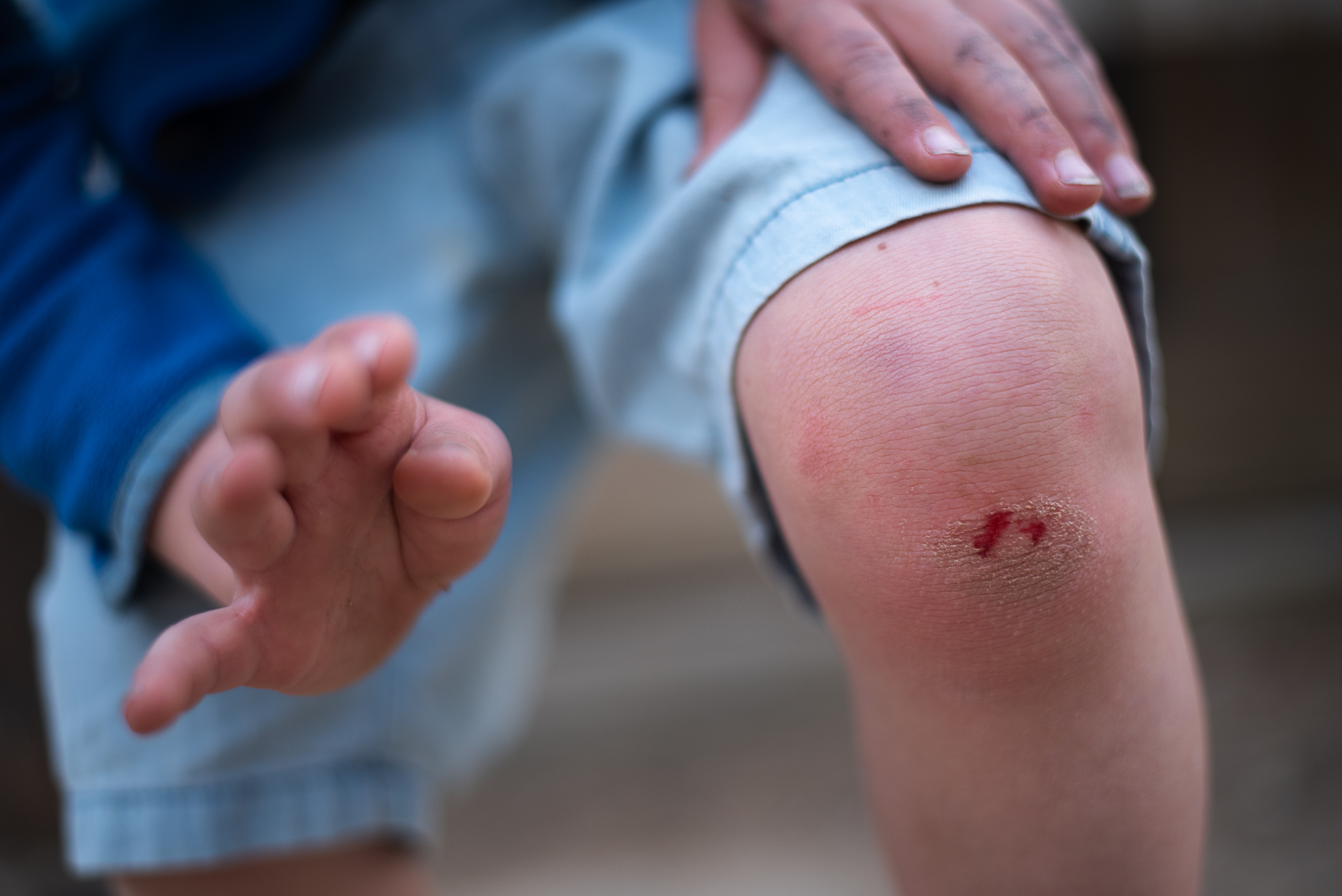 Naše asfaltové hřiště při osobním kontaktu nezná slitování