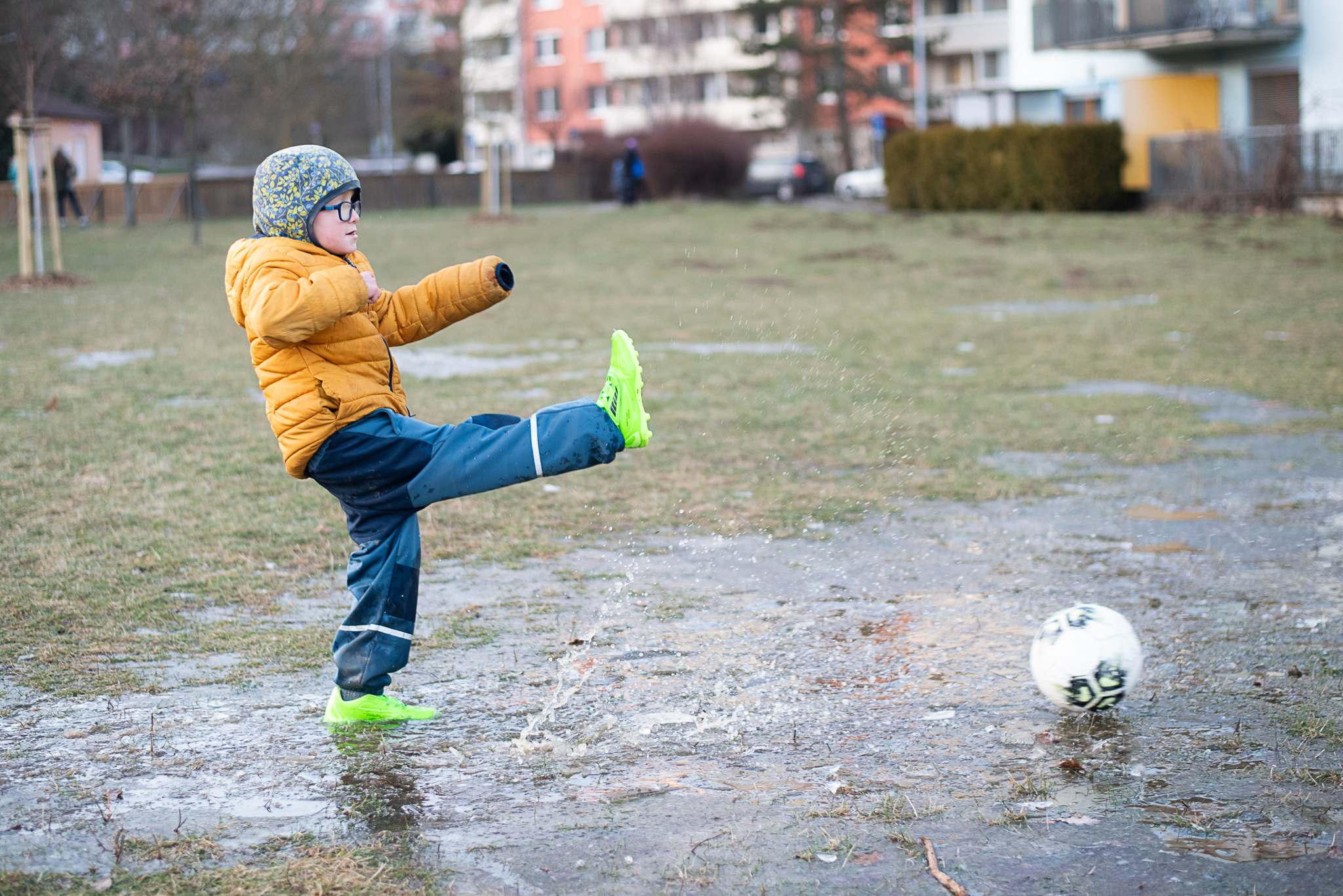 Vodní fotbal, hurá! (Jen škoda, že ty kopačky nejsou nepromokavé.)