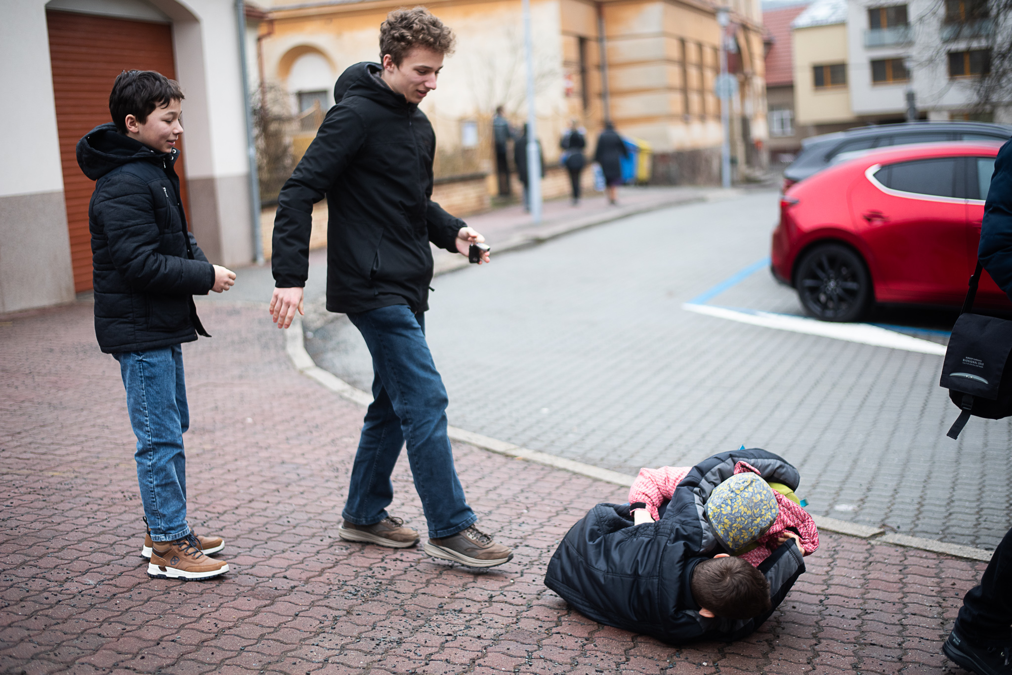 Kluci, dovedete si představit, že ještě před pár lety jste se prali úplně stejně jako tito zde?