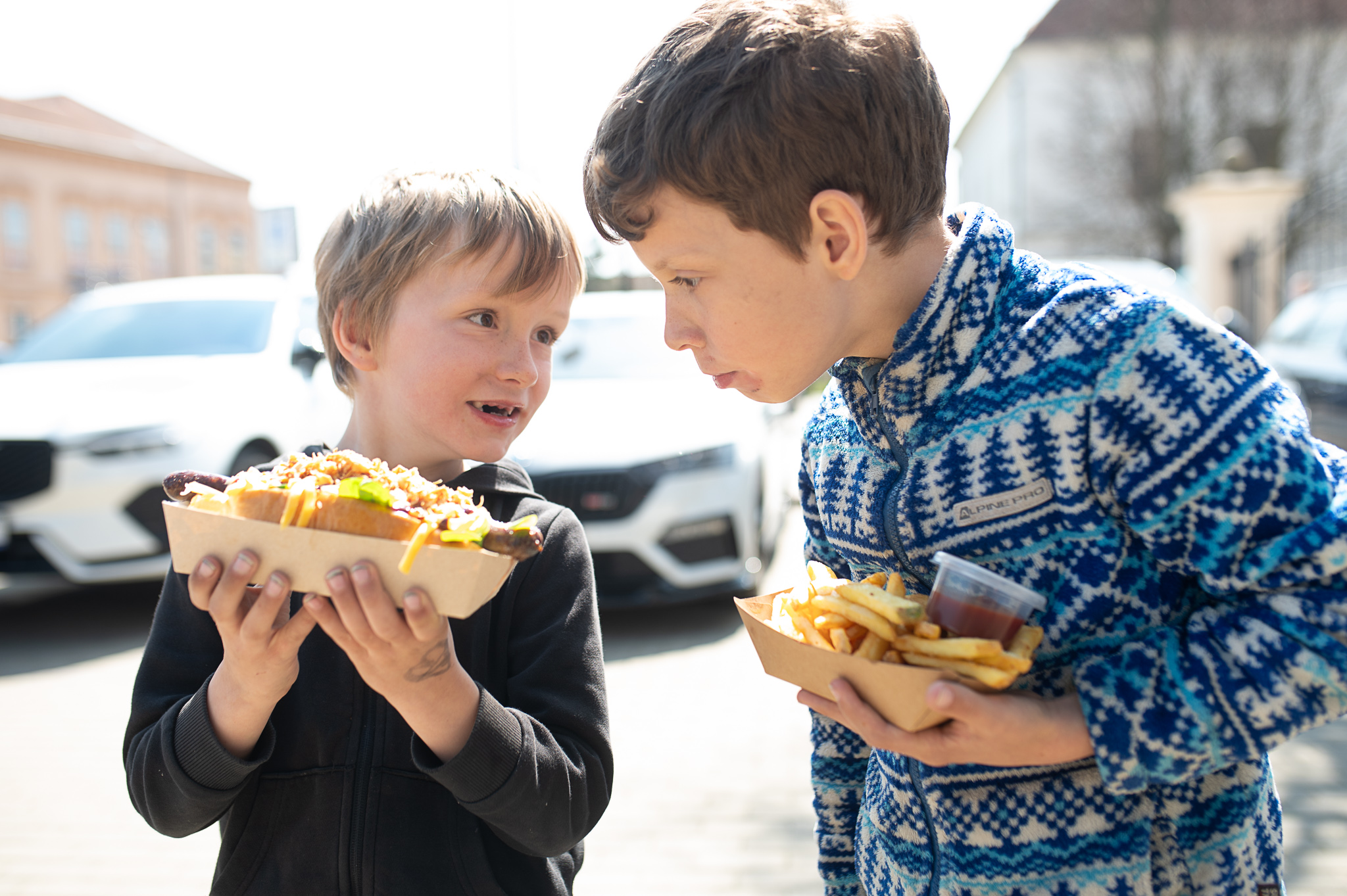 Tak takový hotdog Viky ještě neměl, jak si s ním ale poradí bez zubů?!