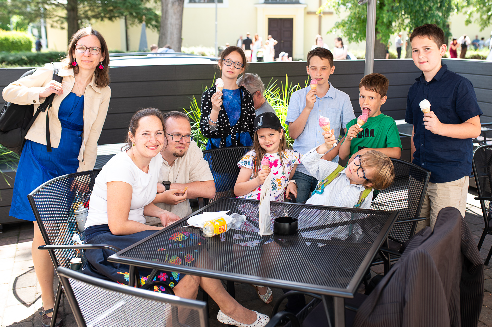 V cukrárně Smile měli napilno, protože všechny děti v kostele dostaly poukázku na zmrzlinu!
